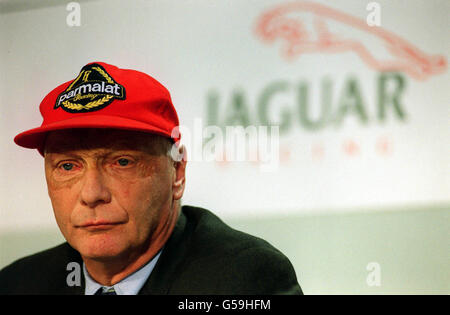 Der Österreicher Niki Lauda bei einer Pressekonferenz im Londoner Zentrum für die Ankündigung, dass der ehemalige Formel-1-Weltmeister als Chief Executive Officer der Premier Performance Division zum Jaguar kommt. * Lauda, die bekanntlich nur sieben Wochen nach einem Unfall beim Großen Preis von Deutschland 1976 wieder in den Rennsport zurückkehrte, wird in erster Linie für alle F1-Einsätze von Jaguar verantwortlich sein und Aston Martins Herausforderung für das 24-Stunden-Rennen von Le Mans unterstützen. Die neu gegründete Division der Premier Automotive Group wird gegründet, um den Motor zu überwachen, zu koordinieren und zu unterstützen Stockfoto