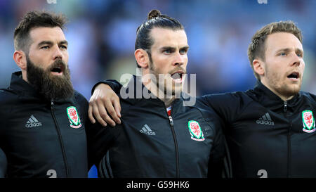 (links nach rechts) Wales' Joe Ledley, Gareth Bale und Chris Gunter während die Nationalhymne vor der UEFA Euro 2016, Gruppe B am städtischen Stadion, Toulouse übereinstimmen. Stockfoto