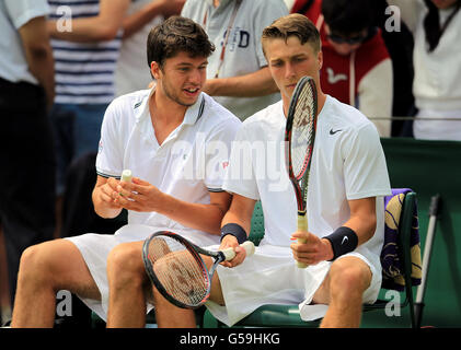 Großbritanniens Oliver Golding (links) und Liam Broady bei ihrem Spiel gegen Mexikos Santiago Gonzalez und Deutschlands Christopher Kas Stockfoto