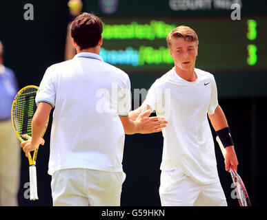 Die Briten Oliver Golding (links) und Liam Broady während ihres Spiels gegen den Mexikaner Santiago Gonzalez und den Deutschen Christopher Kas am vierten Tag der Wimbledon Championships 2012 im All England Lawn Tennis Club, Wimbledon. Stockfoto