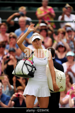 Die russische Maria Sharapova winkt der Menge zu, nachdem sie die bulgarische Tsvetana Pironkova am vierten Tag der Wimbledon Championships 2012 im All England Lawn Tennis Club, Wimbledon, besiegt hat. Stockfoto