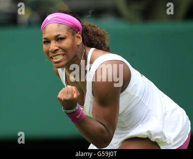 Die US-Amerikanin Serena Williams feiert den Sieg gegen die Ungarin Melinda Czink am vierten Tag der Wimbledon Championships 2012 im All England Lawn Tennis Club in Wimbledon. Stockfoto