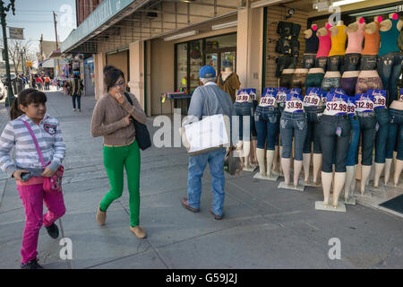 Käufer auf Südstraße El Paso in El Paso, Texas, USA Stockfoto