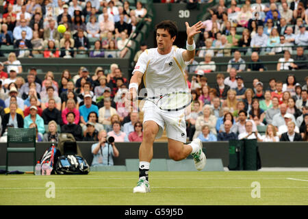 Tennis - Wimbledon Championships 2012 - Tag drei - All England Lawn Tennis und Croquet Club. Der britische Jamie Baker im Kampf gegen Andy Roddick aus den USA Stockfoto