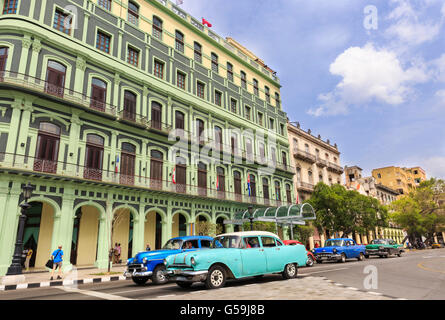 Havanna Straßenszene - amerikanische Oldtimer auf Paseo di Marti vor dem neuen Saratoga Hotel, Alt-Havanna, Kuba Stockfoto