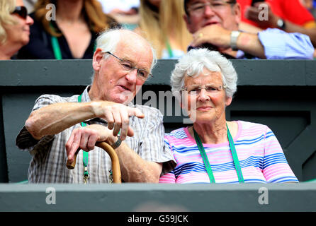 Roy und Shirley Erskine, Großeltern des britischen Andy Murray, sehen sich am vierten Tag der Wimbledon Championships 2012 im All England Lawn Tennis Club, Wimbledon, sein Spiel auf dem Center Court gegen den kroatischen Ivo Karlovic an. Stockfoto