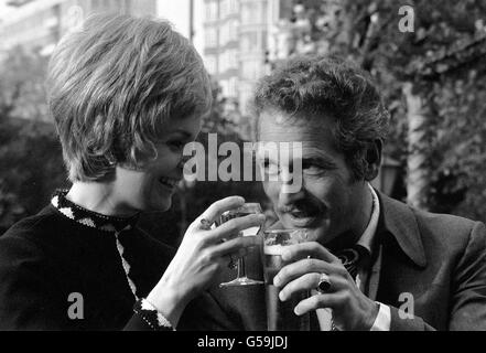 Hollywood-Promi-Paar, Schauspieler Paul Newman und seine Frau Joanne Woodward, genießen einen Urlaub in England im Les Ambassadeurs in London. Stockfoto