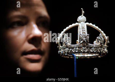 Caroline de Guitaut, Kuratorin einer neuen Ausstellung im Buckingham Palace, London, in der Juwelen ausgestellt werden, die sechs Monarchen über drei Jahrhunderte gesammelt haben, um das Diamantenjubiläum der Königin in diesem Sommer zu feiern. Dazu gehört die kleine Diamantkrone von Queen Victoria, die das bekannteste Juwel im Alter von Queen Victoria war. Stockfoto