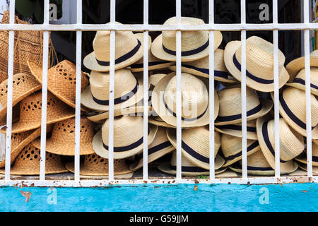 Kubanische Fedora Stil Stroh Hüte auf dem Display in Trinidad, Kuba Stockfoto