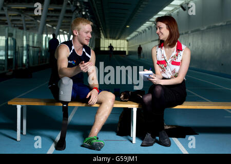 Leichtathletik - Oscar Pistorius Feature - Lee Valley Athletics Center. Der britische Jonnie Pfau (l) während eines Interviews Stockfoto