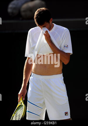 Der britische James ward reagiert während seines Spiels gegen den US-amerikanischen Mardy Fish am vierten Tag der Wimbledon Championships 2012 im All England Lawn Tennis Club, Wimbledon. Stockfoto