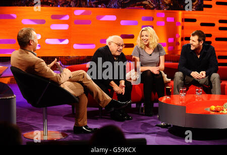 (Links - rechts) Gastgeber Graham Norton, Danny Devito, Charlotte Church und Rhod Gilbert während der Dreharbeiten zur Graham Norton Show in den London Studios, London, die diesen Freitag gezeigt wird. DRÜCKEN SIE VERBANDSFOTO. Bilddatum: Donnerstag, 28. Juni 2012. Das Foto sollte lauten: Ian West/PA Wire Stockfoto