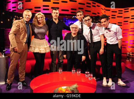 (Links - rechts) Gastgeber Graham Norton, Charlotte Church, Rhod Gilbert, Danny Devito und Fun während der Dreharbeiten zur Graham Norton Show in den London Studios, London, die diesen Freitag gezeigt wird. DRÜCKEN SIE VERBANDSFOTO. Bilddatum: Donnerstag, 28. Juni 2012. Das Foto sollte lauten: Ian West/PA Wire Stockfoto