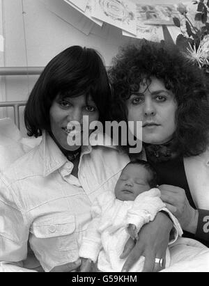 Popstar Marc Bolan aus der Gruppe T-Rex mit seiner amerikanischen Freundin, der Sängerin Gloria Jones, und ihrem kleinen Jungen namens Rolan Seymour in einer Londoner Klinik. Stockfoto