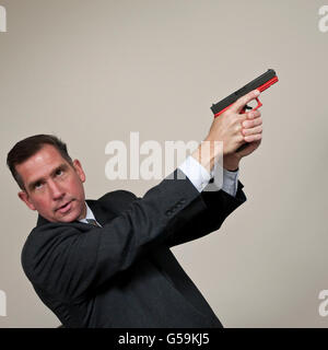 Supervisory Special Agent Richard Schott zeigt Waffe Gebrauch an der FBI National Academy in Quantico, Virginia, USA, 12. Mai 2009 Stockfoto