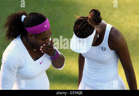 Die USA Serena und Venus Williams (rechts) sprechen während ihres Doppelspiels gegen die Serbin Vesna Dolonc und die Ukrainerin Olga Savchuk am vierten Tag der Wimbledon-Meisterschaften 2012 im All England Lawn Tennis Club in Wimbledon über Taktik. Stockfoto