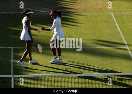 Die USA Serena und Venus Williams (links) während ihres Doppelspiels gegen die Serbin Vesna Dolonc und die Ukrainerin Olga Savchuk am vierten Tag der Wimbledon Championships 2012 im All England Lawn Tennis Club, Wimbledon. Stockfoto