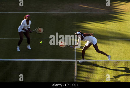 Tennis - Wimbledon Championships 2012 - Tag 4 - All England Lawn Tennis und Croquet Club. Die USA Serena und Venus Williams (rechts) in Aktion in ihrem Doppelspiel gegen die Serbin Vesna Dolonc und die Ukrainerin Olga Savchuk Stockfoto