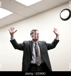 Supervisory Special Agent Richard Schott zeigt eine nicht bedrohliche Kapitulation Geste während eine Erklärung des FBI lassen Stockfoto