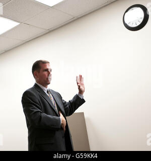 Supervisory Special Agent Richard Schott zeigt eine möglicherweise drohende Geste während eine Erklärung des FBI letha Stockfoto