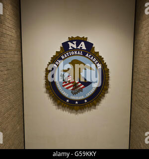 Blick auf ein Emblem an einer Wand an der FBI National Academy in Quantico, Virginia, USA, 12. Mai 2009. Stockfoto