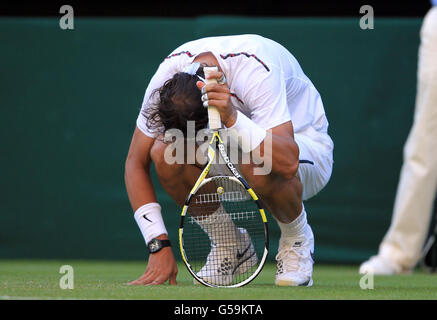 Der Spanier Rafael Nadal reagiert in seinem Spiel gegen den Tschechen Lukas Rosol am vierten Tag der Wimbledon Championships 2012 im All England Lawn Tennis Club in Wimbledon. Stockfoto