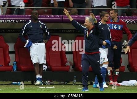 Italiens Mario Balotelli (links) nach dem Schlusspfiff auf der Touchline Stockfoto