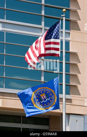 Ansicht der amerikanischen (oben) und FBI-Fahnen flattern im Wind an der FBI-Akademie in Quantico, Virginia, USA, 12. Mai 2009. Stockfoto