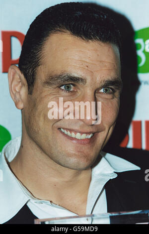 Ex-Fußballer wurde Schauspieler Vinnie Jones im Dorchester Hotel in London für die Empire Film Awards. R/I: 4. 7. 01. Stockfoto