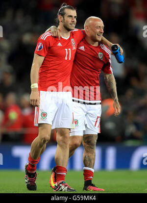 Wales' David Cotterill (rechts) und Gareth Bale feiern Sieg nach dem Schlusspfiff während der UEFA Euro 2016, Gruppe B Spiel im städtischen Stadion, Toulouse. Stockfoto