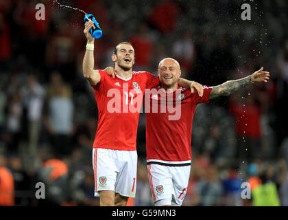 Wales' David Cotterill (rechts) und Gareth Bale feiern Sieg nach dem Schlusspfiff während der UEFA Euro 2016, Gruppe B Spiel im städtischen Stadion, Toulouse. Stockfoto