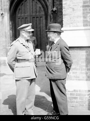 Earl Wavell, links, an einer Gedenkstätte für die erste-Hilfe-Krankenschwester Yeomanry (FANYs) in St. Paul's Church, Knightsbridge. Es erinnert an 52 Mitglieder der First Aid Nursing Yeomanry, die im Zweiten Weltkrieg aktiv ihr Leben in Dienst gestellt haben, geheime Geheimdienstarbeit und Krankenpflege geleistet haben. Stockfoto