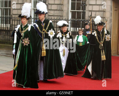 Königin Elizabeth II. Begleitet vom Herzog von Edinburgh, der Prinzessin Royal und dem Herzog von Cambridge, während sie den Thistle Service in der St. Giles' Cathedral, Edinburgh, für die Installation von Prinz William als Ritter der Thistle besuchen. Stockfoto