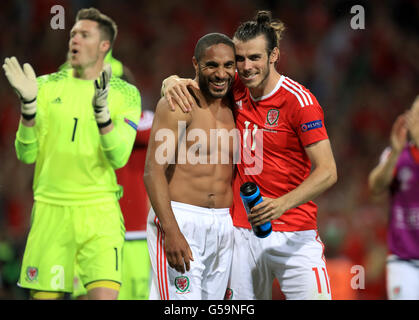 Ashley Williams (links) und Gareth Bale Wales feiern Sieg nach dem Schlusspfiff während der UEFA Euro 2016, Gruppe B Spiel im städtischen Stadion, Toulouse. Stockfoto