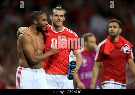 Ashley Williams (links) und Gareth Bale Wales feiern Sieg nach dem Schlusspfiff während der UEFA Euro 2016, Gruppe B Spiel im städtischen Stadion, Toulouse. Stockfoto