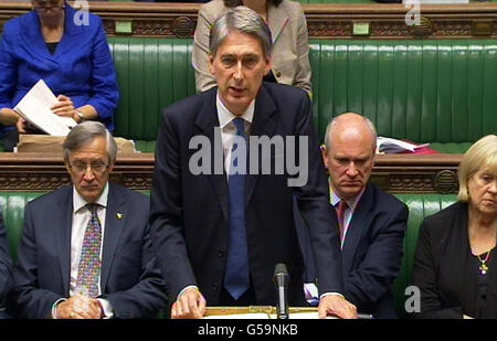 Verteidigungsminister Philip Hammond spricht im Londoner Unterhaus, wo er verkündete, dass die Armee bei der größten Überholung des Dienstes seit Jahrzehnten 17 Haupteinheiten verlieren werde. Stockfoto