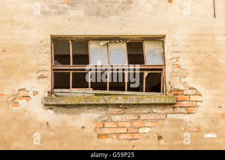 zerbrochene Fensterscheiben im Altbau Stockfoto