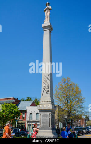 Ein hohes Granit & Marmordenkmal mit einem konföderierten Solider Statut steht auf dem Stadtplatz des historischen Franklin, TN, USA Stockfoto