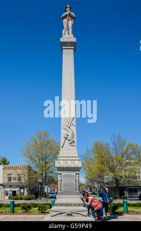 Einen hohen Granit & Denkmal aus Marmor mit einem konföderierten Soldaten Statut Spitze steht in der Stadt Quadrat des historischen Franklin, TN Stockfoto