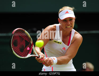 Die deutsche Angelique Kerber im Einsatz gegen die polnische Agnieszka Radwanska am 10. Tag der Wimbledon Championships 2012 im All England Lawn Tennis Club, Wimbledon. Stockfoto