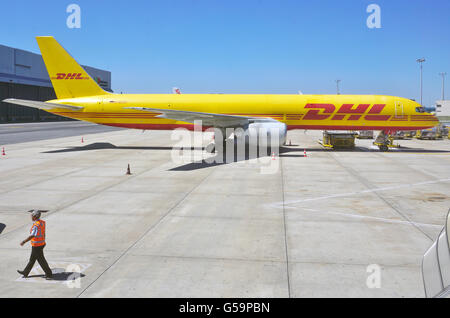 Eine gelbe und rote Boeing 757 Flugzeug vom internationalen Transportunternehmen DHL bei Lissabon Humberto Delgado Flughafen (LIS). Stockfoto