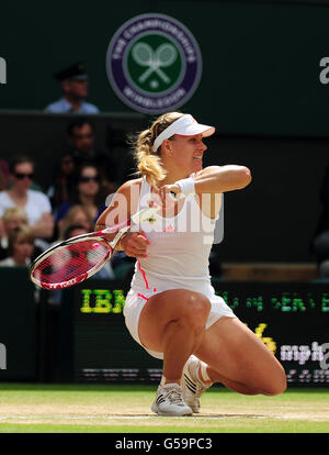 Die deutsche Angelique Kerber im Einsatz gegen die polnische Agnieszka Radwanska am 10. Tag der Wimbledon Championships 2012 im All England Lawn Tennis Club, Wimbledon. Stockfoto