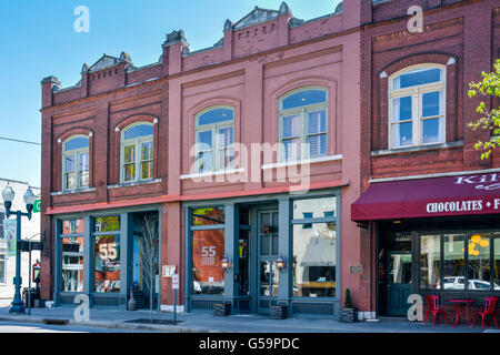 Restauriert und geliebteste alten Ziegel Gebäude kommerziellen Schaufenster auf der Main Street in der Innenstadt von historischen Franklin, TN Stockfoto