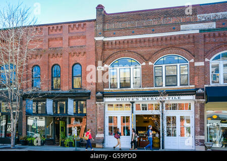 Menschen Flanieren auf Bürgersteig vor Whites Mercantile speichern auf der Main Street in der Innenstadt von historischen Franklin, TN Stockfoto