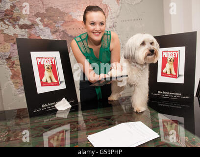 Pudsey, der Hund und Besitzer Ashleigh Butler bei einer Fotoansage, um einen Buchdeal für Pudseys Autobiographie 'Pudsey: Meine Autobiographie' in London anzukündigen. Stockfoto