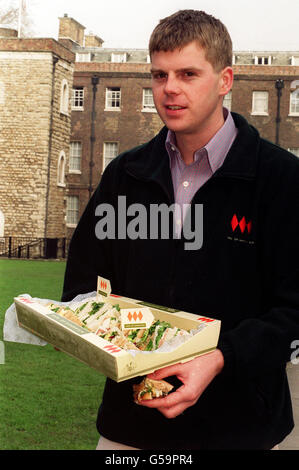 Orlando Montagu, Sohn von John, dem 11. Earl of Sandwich, hält eine Platte mit Sandwiches bei einer Fotozelle, die den „Earl of Sandwich“ - ein Gourmet-Sandwich-Liefergeschäft - in London startet. Sein Vorfahr John, der 4. Earl of Sandwich, erfand das Sandwich in den 1760er Jahren. Stockfoto