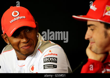 Lewis Hamilton (links) von Vodafone McLaren und Fernando Alonso von Ferrari während der Pressekonferenz während des Paddock Day auf dem Silverstone Circuit, Silverstone. Stockfoto