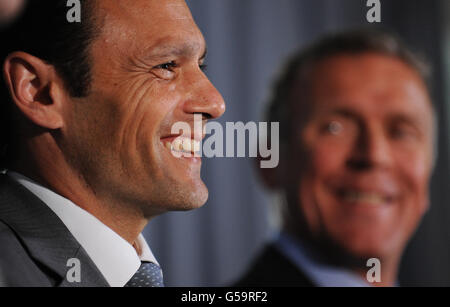 Cricket - Friends Life T20 - South Group - Surrey Lions / Kent Spitfires - Kia Oval. Mark Ramprakash (links) kündigt seinen Rücktritt vom erstklassigen Cricket an. Stockfoto