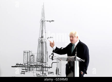 Der Bürgermeister von London, Boris Johnson, bei der offiziellen Einweihung des Shard in London. Stockfoto