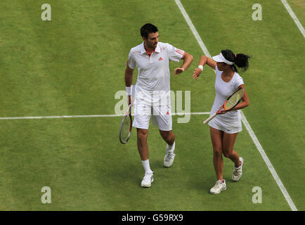 Der Großbritanniens Colin Fleming und der Taipei Su-Wei Hsieh feiern in ihrem gemischten Doppelspiel gegen die Briten Laura Robson und Dominic Inglot am 10. Tag der Wimbledon Championships 2012 im All England Lawn Tennis Club in Wimbledon. Stockfoto